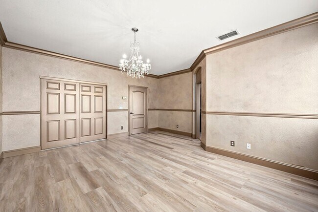 Building Photo - For rent: spacious and updated 5-bedroom, ...