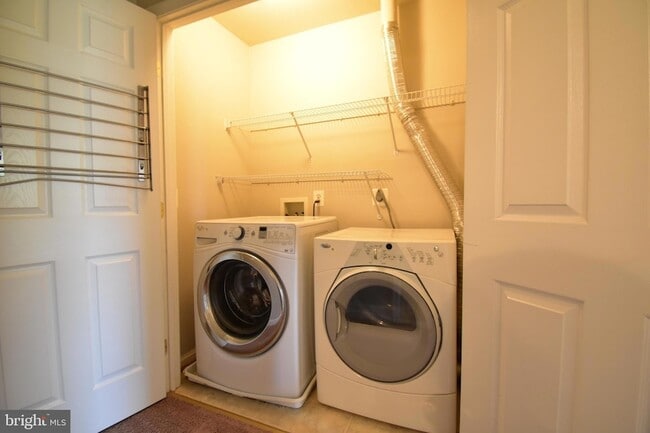 Building Photo - 5053 Kilburn St