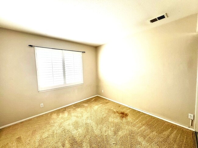 Building Photo - Beautiful 4 Bedroom, 2.5 Bath Single Famil...