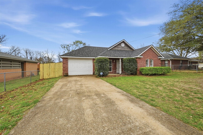 Building Photo - 2418 Loy Lake Rd