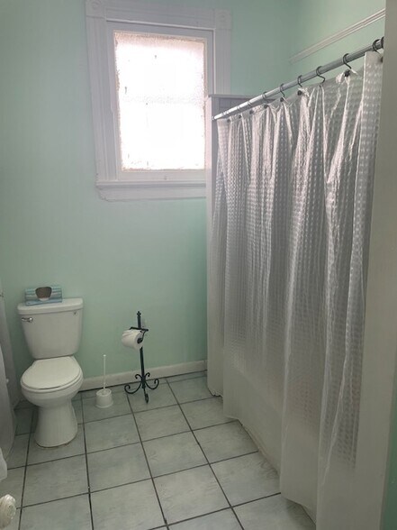 Upstairs bathroom - 8226 Cohn St