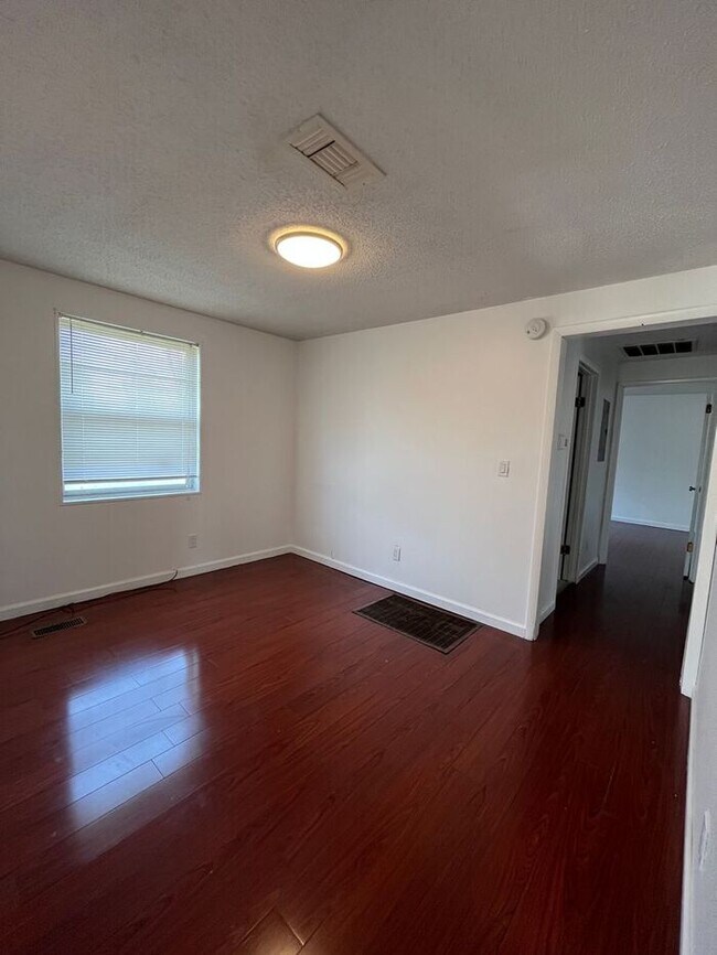 Building Photo - Beautifully renovated 3/1 home with 1,608 ...