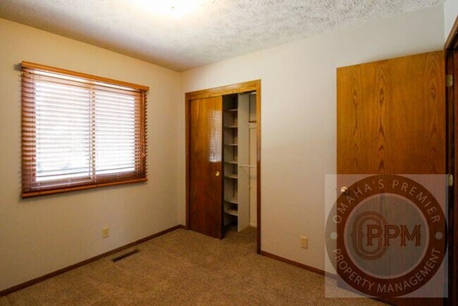 Building Photo - Cul-de-Sac Comfort! 3-Bed Omaha Home with ...