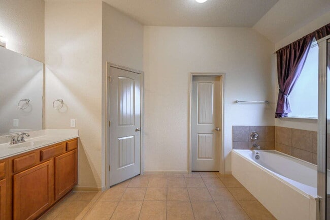 Building Photo - Charming home in Pearland!