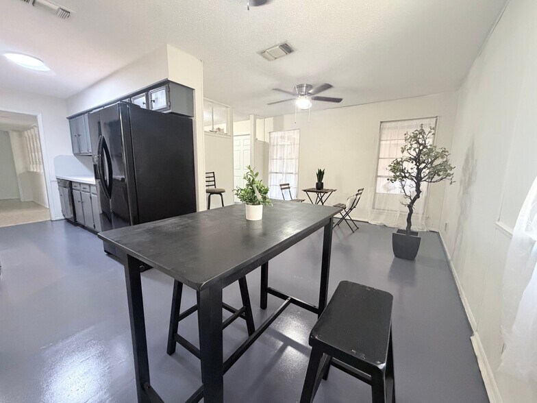 Building Photo - 7418 Meadow Cliff St