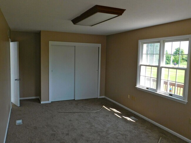 Building Photo - 5 acres and a Large 6 bedroom house. Extra garages and sheds.
