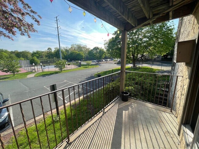 Building Photo - 1304 W Medicine Lake Dr