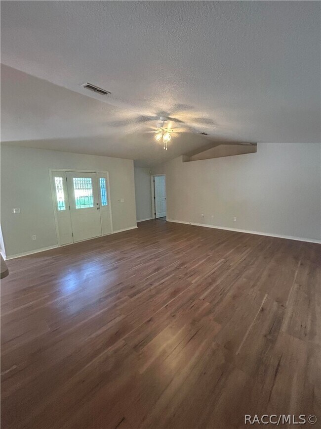 Building Photo - 3075 E Crown Dr
