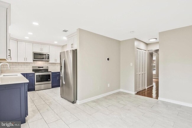 Building Photo - 10257 Friendship Ct