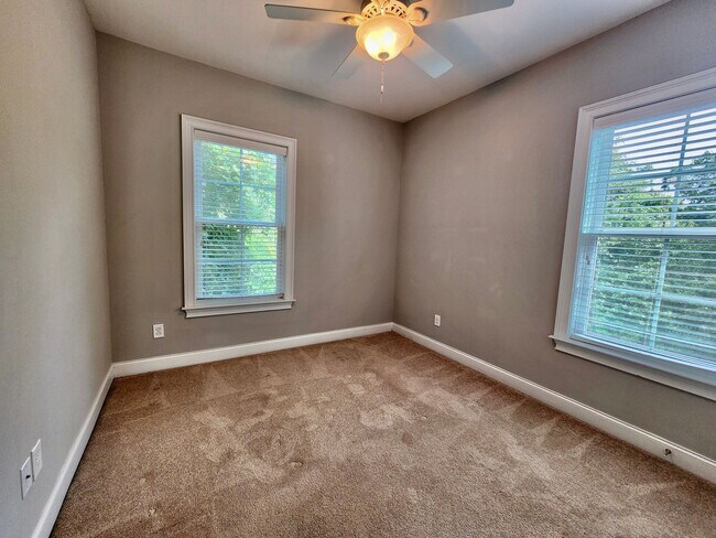 Building Photo - Four bedroom 10 minutes from the beaches o...