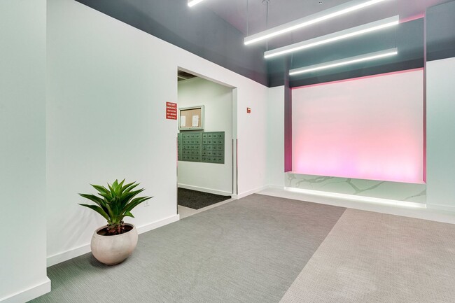 Building Photo - Modern 3 Bed 2 bath condo WITH 2 PARKING S...