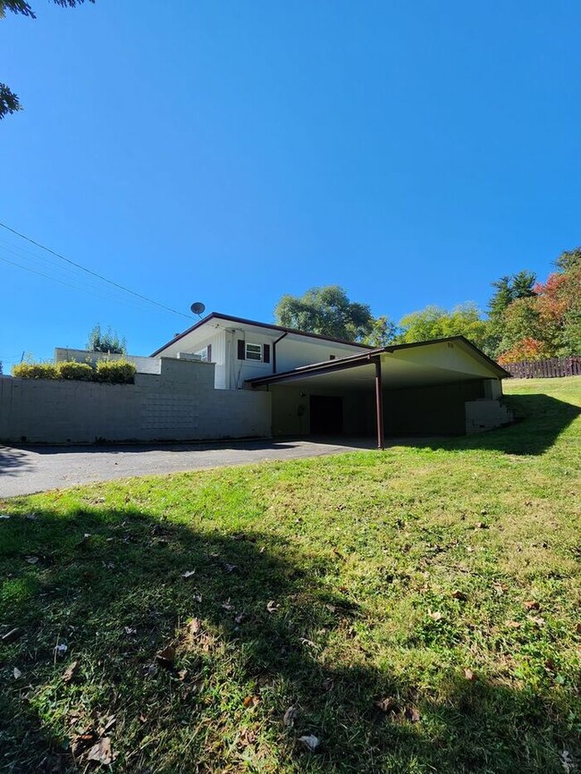 Building Photo - East Asheville Rental!