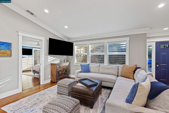 Building Photo - 10 Jolie Ln