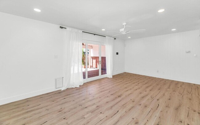 Building Photo - 4027 E Campbell Ave
