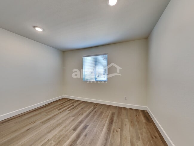 Building Photo - 127 Charmante Tulip Ln