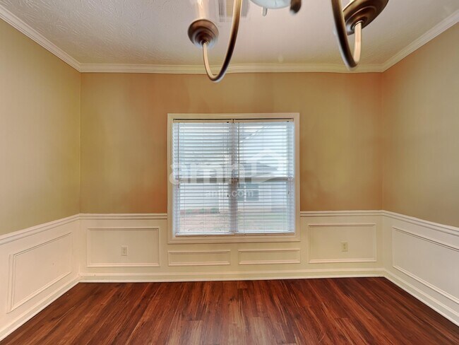 Building Photo - 2175 Village Green Dr