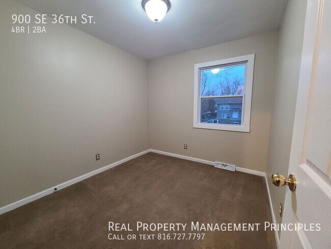 Building Photo - 900 SE 36th St