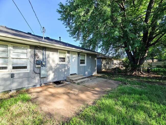 Building Photo - 3 Bedroom 1 Bath Home in Shawnee!