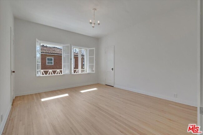 Building Photo - 156 N Swall Dr