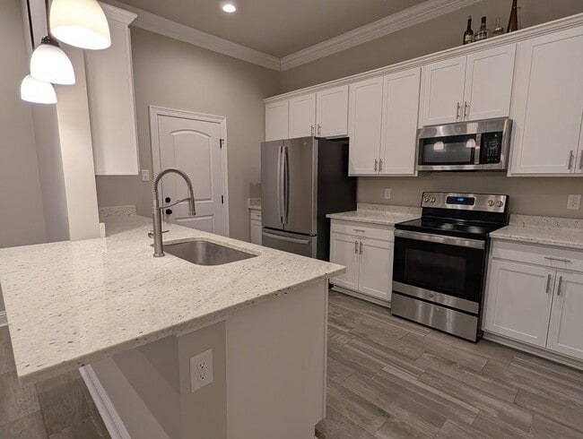 Building Photo - Legacy Pointe 3/3 Charmer