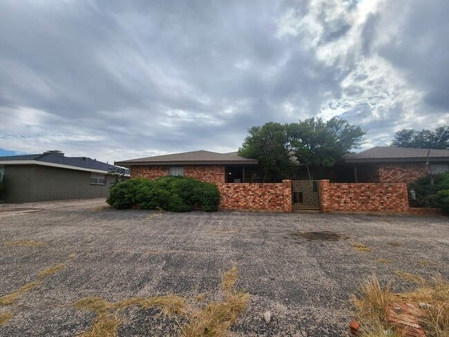 Primary Photo - 3 bed 2 bath duplex
