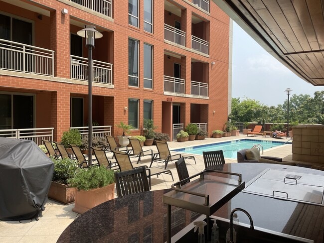 Building Photo - 701 Royal Ct