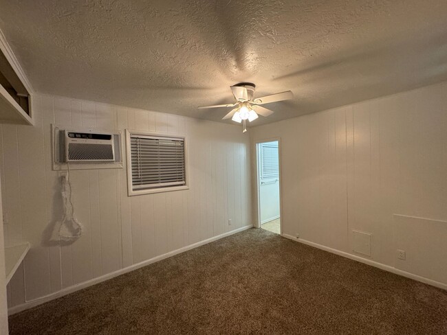 Building Photo - Spartanly Furnished Apartment 5 Miles to S...