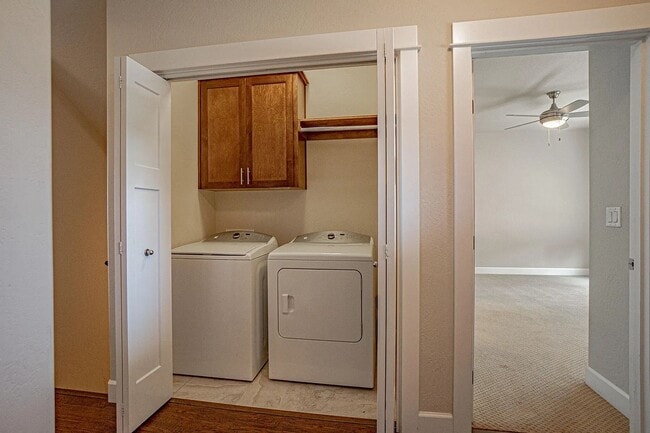 Building Photo - 3 Bedroom townhouse with stunning Ashland views! | Available Now