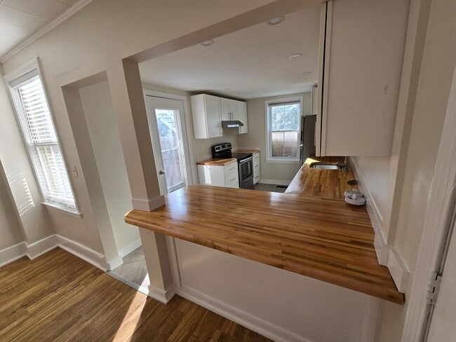 Building Photo - 18 School St