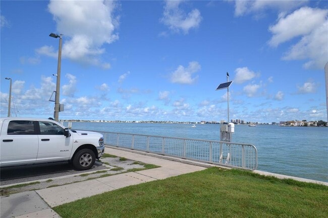 Building Photo - 2944 W Bay Dr