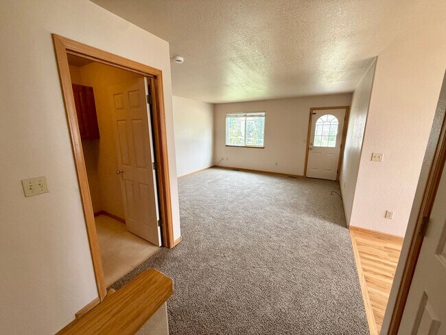 Building Photo - Ranch Style Home Located on Dead-End Street, Easy Access to I-25