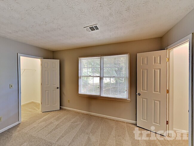 Building Photo - 1720 Ridgefield Dr