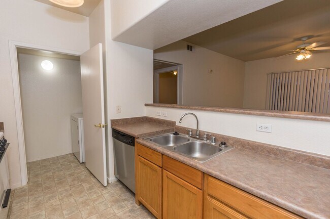Building Photo - Lovely 1 Bedroom Condo For Rent