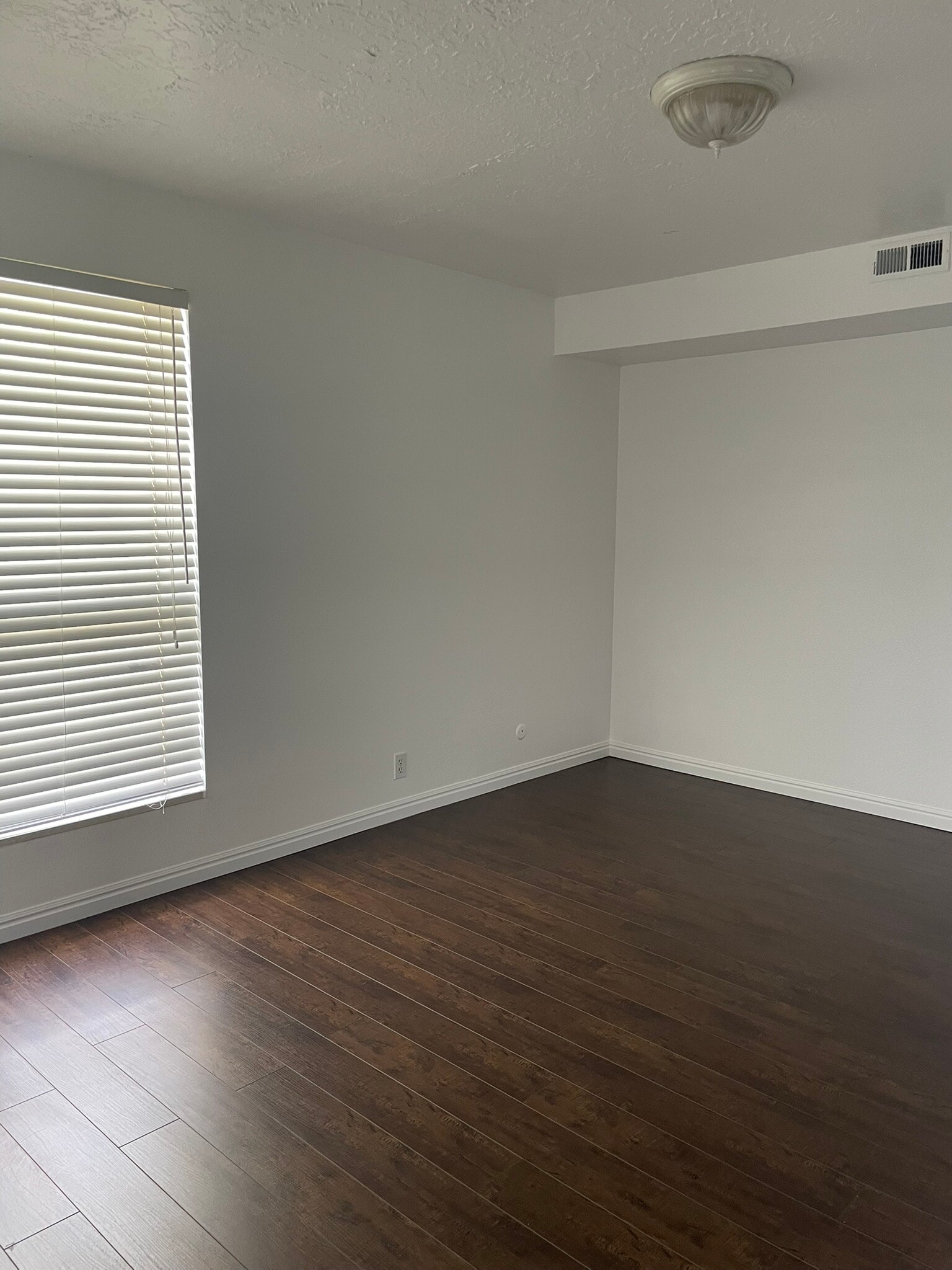 Building Photo - 1044 E Quail Park Dr