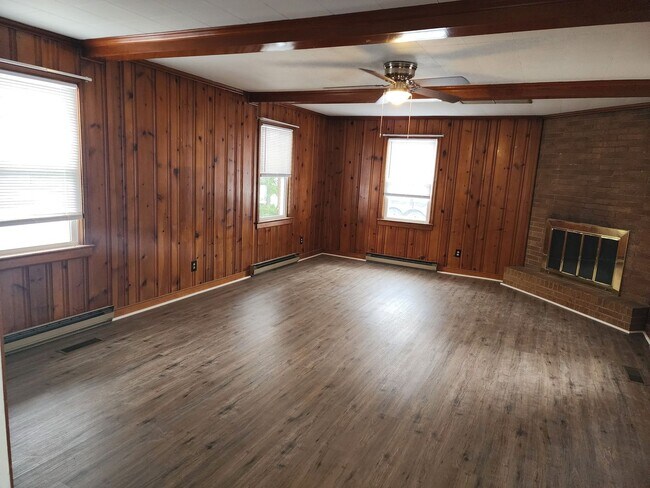 Building Photo - 3 Bedroom 2 Bath Brick Rancher in Mechanicsville!