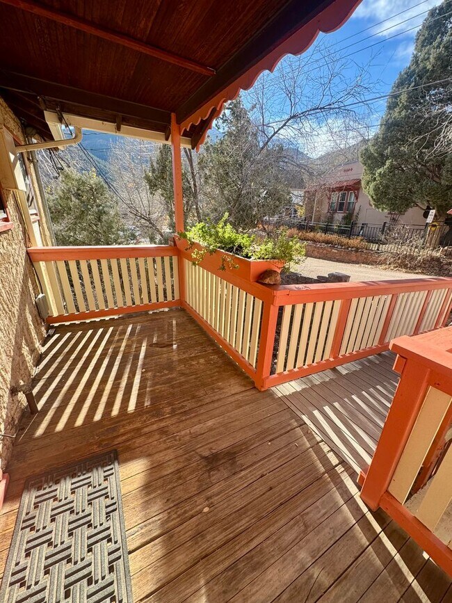 Building Photo - Cave Ave