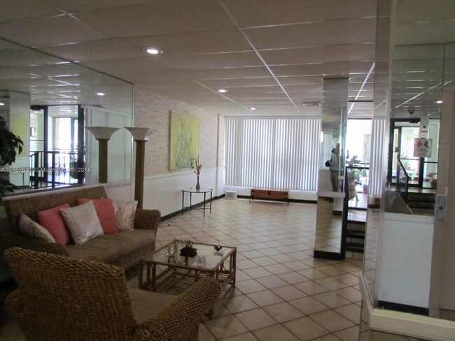 Building Photo - 4158 Inverrary Dr