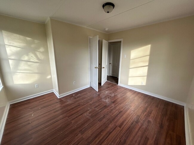 Building Photo - 3 Bedroom and 1 bath Central air and heat