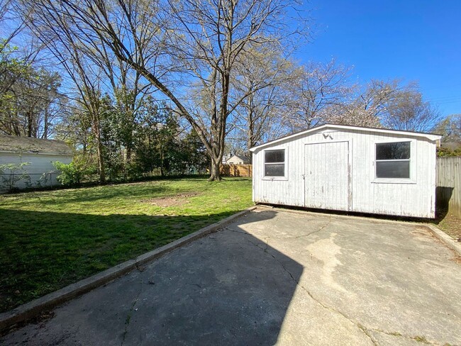 Building Photo - 3 bed, 2 bath in High Point Terrace with g...