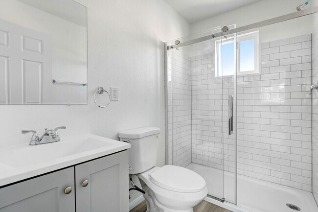 Building Photo - Newly renovated 1 bedroom / 1 bath apartment available now!