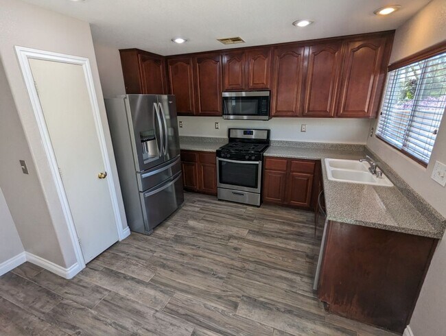 Building Photo - 4917 Hostetler Ave