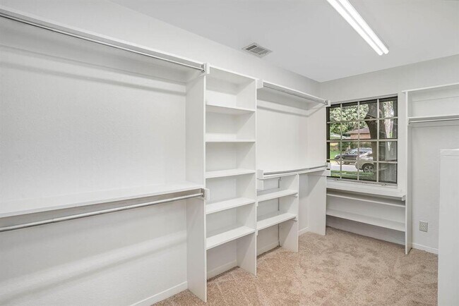 Building Photo - 2913 Ridgedale Dr