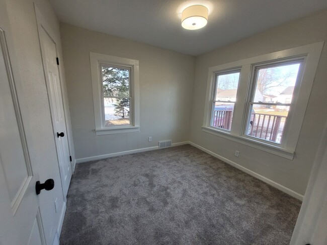 Building Photo - 2 Bedroom Rental Home with mudroom and spa...