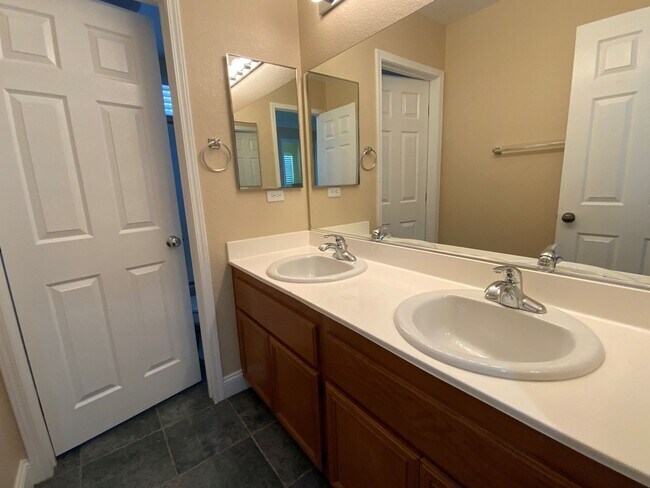 Building Photo - SUPER UPGRADED 3BD/2.5BA HOME W/ POOL/SPA!!