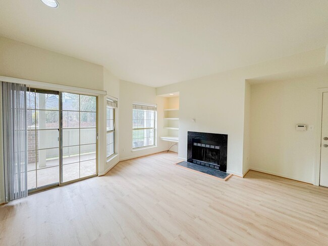 Building Photo - Beautiful 1 Bed 1 Bath Condo With Patio In...