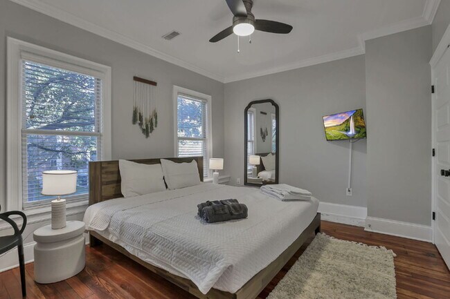 Building Photo - Stunning Restored 4BR Home Steps from Goodale Park & the Short North