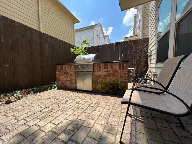 Building Photo - 2501 McDuffie St