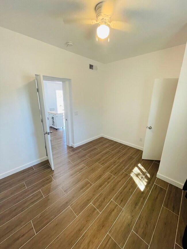 Building Photo - Renovated in the heart of Roosevelt Distri...