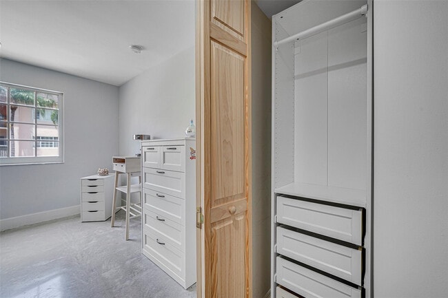 Building Photo - 2021 SE 10th Ave