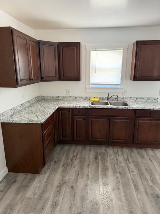 Building Photo - Beautiful 3 bedroom